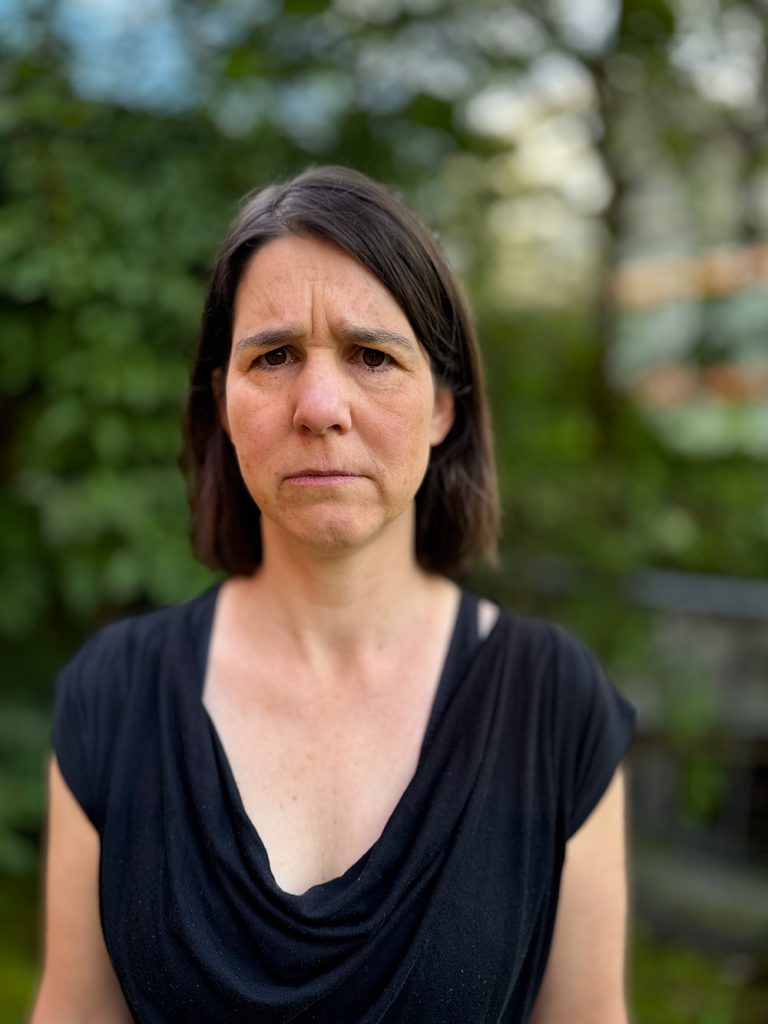 ruth schaut sehr finster