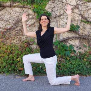 Ruth in einer Yogaposition