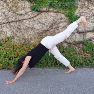 Ruth in einer Yogaposition - herabschauender Hund