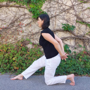 Ruth in einer Yogaposition