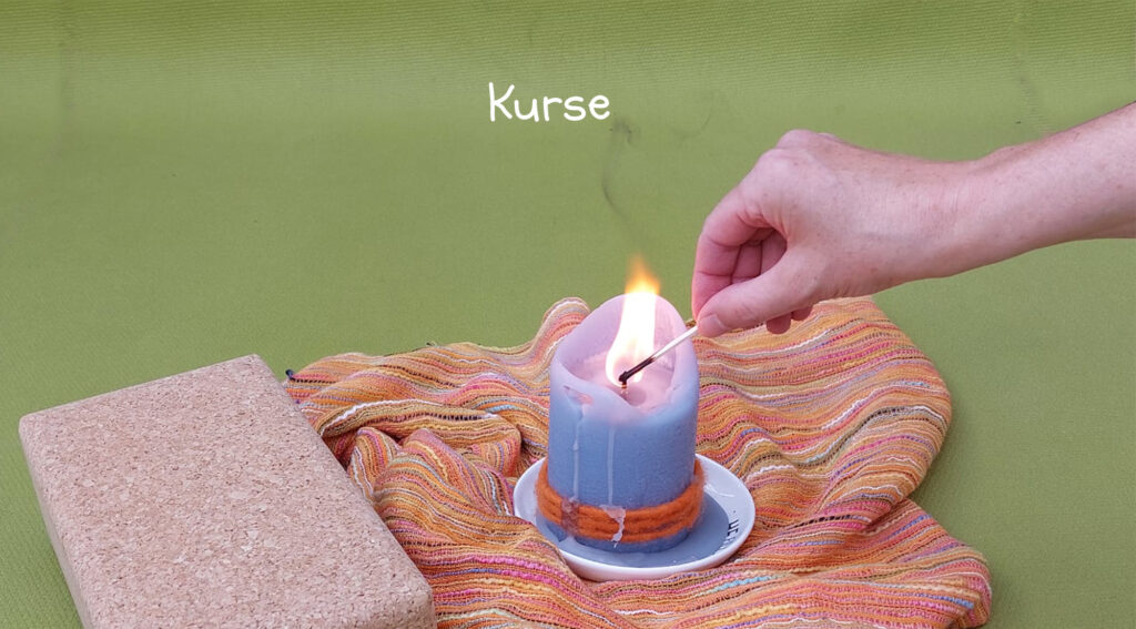 Kerze, Yogamatte und darüber steht das Wort Kurse