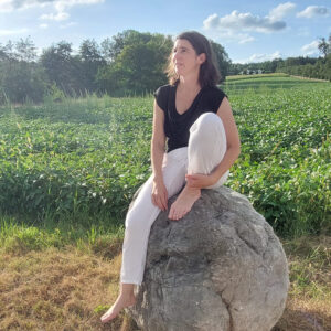 Ruth sitzt auf einem Stein