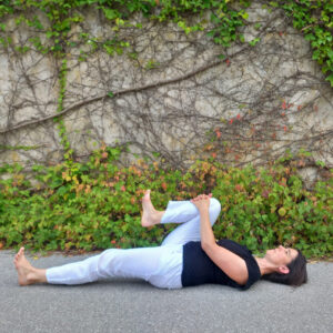 Ruth liegt in einer yogaposition