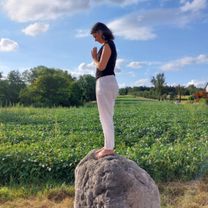 Ruth steht auf einem Stein